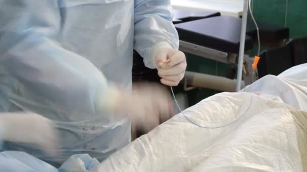 Médecin Uniforme Fait Une Infection Patient Par Tube Mince Dans — Video