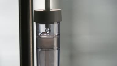 Bir hastane damla sayacı boncuk salin temiz beyaz duvarlı bir yoğun terapi odasında damlama ile metalik bir durumda uzun damla sayacı düşen küçük bir yoğun terapi odasında makro salin ile vurdu