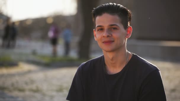 Der Junge Mann Sitzt Dnipro Kai Und Lächelt Fröhlich Einem — Stockvideo