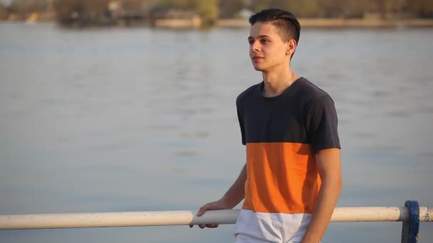 Genç Adam Durur Dnipro Banka Görevlisi Demiryolu Gülümsemek Güneşli Bir — Stok video
