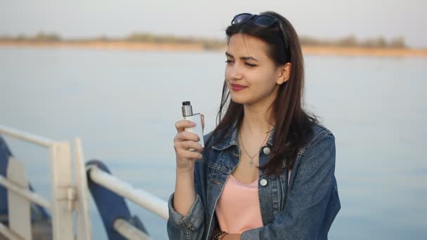 Elegante Chica Para Dnipro Fuma Cigarrillo Electrónico Primavera Perfil Una — Vídeo de stock