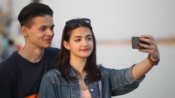 Ragazza Felice Prende Selfie Con Suo Giovane Fidanzato Sulla Riva — Video Stock