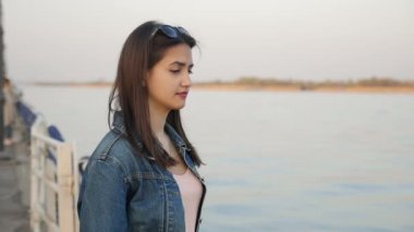 Kız gibi kız Dnipro görünüyor ve yavaş hareket profili Dnipro rıhtımda duran bir enamoured dovelike genç kadın, Bahar onu tatlım için bekler. O onun hulk bahar slo-mo beklemez.