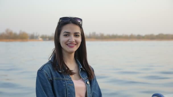 Χαρωπή Κορίτσι Στέκεται Στο Dnipro Και Χαμόγελα Ευτυχώς Άνοιξη Αργή — Αρχείο Βίντεο