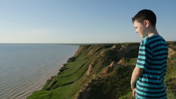 Onder Indruk Jongen Kijkt Kalme Wateren Van Zwarte Zee Zomer — Stockvideo