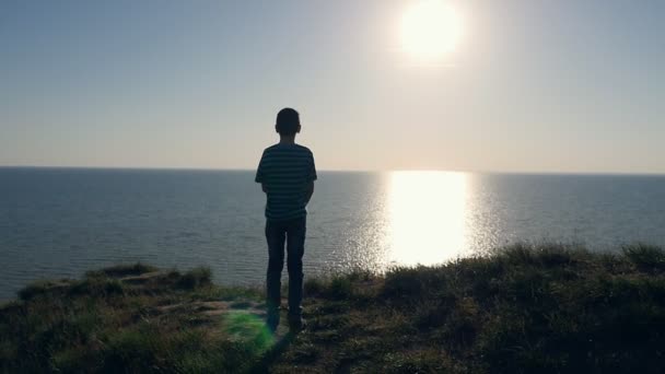 Menino Pequeno Desfruta Vista Caminho Dourado Sol Pôr Sol Verão — Vídeo de Stock