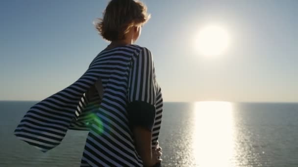 Refinar Mujer Rubia Para Disfruta Puesta Sol Orilla Del Mar — Vídeo de stock