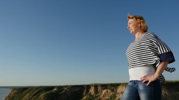 Χαριτωμένη Γυναίκα Στέκεται Στην Ακτή Της Μαύρης Θάλασσας Και Χαμόγελα — Αρχείο Βίντεο