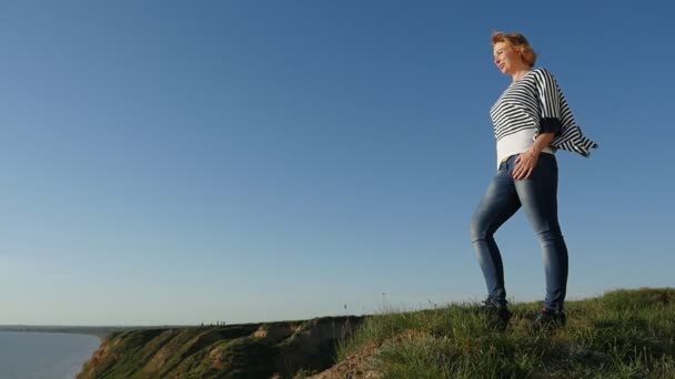 Elegante Vrouw Staat Zwarte Zeekust Glimlacht Zomer Slo Profiel Van — Stockvideo