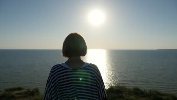 Λεπτή Ξανθιά Γυναίκα Πηγαίνει Στην Ακτή Της Μαύρης Θάλασσας Καλοκαίρι — Αρχείο Βίντεο