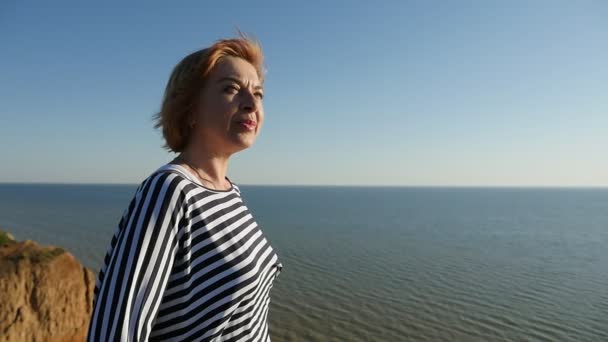Χαρωπή Γυναίκα Στέκεται Στην Ακτή Της Μαύρης Θάλασσας Και Χαμόγελα — Αρχείο Βίντεο
