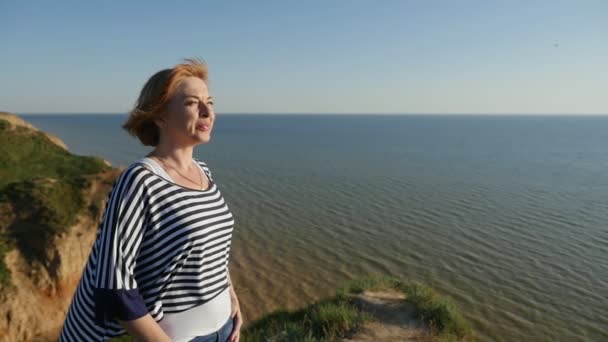 Αισιόδοξη Γυναίκα Στέκεται Στην Ακτή Της Μαύρης Θάλασσας Και Χαμόγελα — Αρχείο Βίντεο