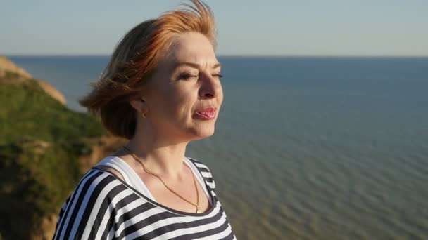 Mujer Feliz Para Orilla Del Mar Negro Sonríe Verano Slo — Vídeos de Stock