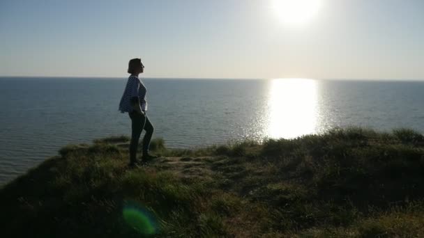 Ξανθιά Γυναίκα Στέκεται Στις Ακτές Της Μαύρης Θάλασσας Μια Διαδρομή — Αρχείο Βίντεο