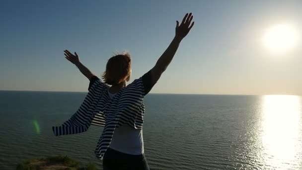 Счастливая Женщина Поднимает Руки Побережье Черного Моря Закате Сло Назад — стоковое видео