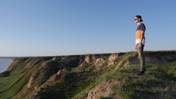 Jeune Homme Courageux Tient Sur Littoral Vallonné Mer Noire Été — Video