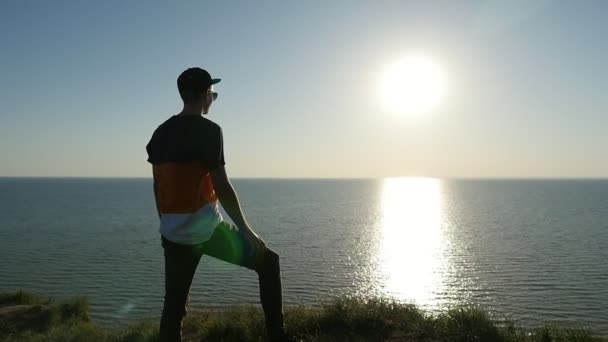 Jeune Homme Sportif Tient Sur Côte Mer Noire Coucher Soleil — Video