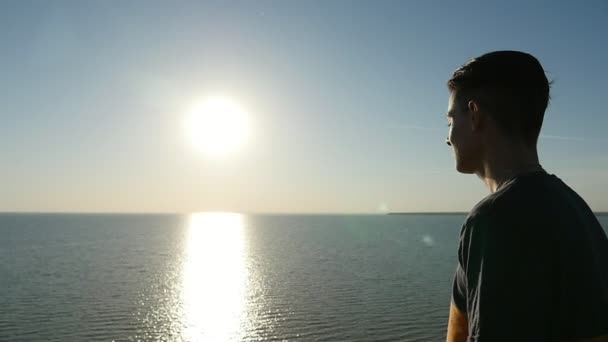 Emotionaler Junger Mann Steht Der Schwarzmeerküste Bei Herrlichem Sonnenuntergang Slo — Stockvideo