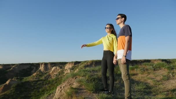 Glückliches Mädchen Zeigt Ihrem Freund Etwas Mit Der Hand Ufer — Stockvideo