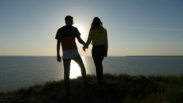 Szczęśliwą Parę Wygląda Musujące Zachód Słońca Wybrzeżu Morza Czarnego Lecie — Wideo stockowe