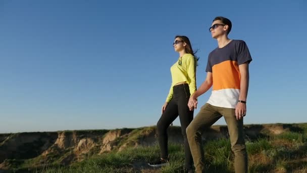 Sukces Młodej Pary Okulary Stoi Brzegu Morza Czarnego Słoneczny Dzień — Wideo stockowe