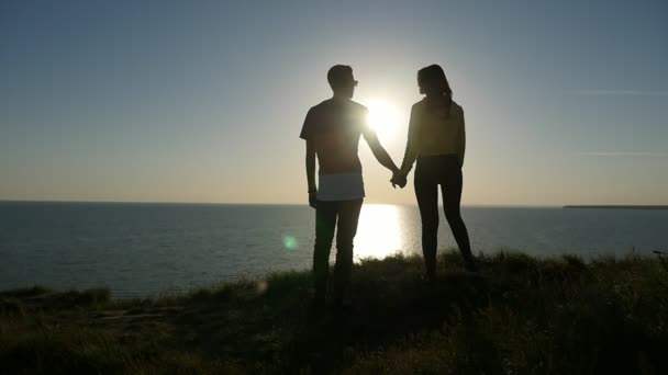 Una Pareja Enamorada Mira Una Espléndida Puesta Sol Costa Del — Vídeos de Stock