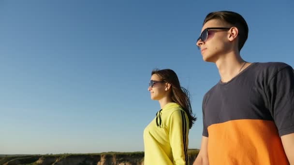 Ein Glückliches Paar Steht Einem Sonnigen Sommertag Hügeligen Schwarzen Meeresufer — Stockvideo