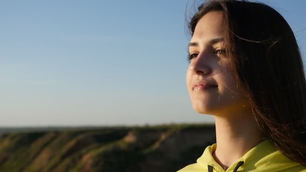 Chica Alegre Con Ojos Brillantes Mira Mar Negro Atardecer Slo — Vídeos de Stock