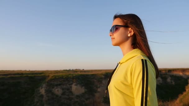 Nádherná Dívka Dlouhými Vlasy Dívá Černém Moři Při Západu Slunce — Stock video