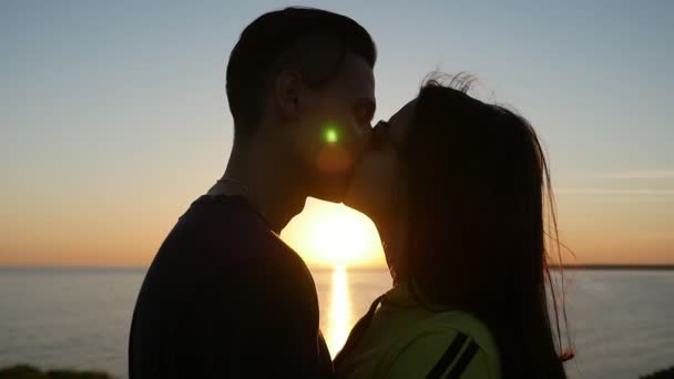 Menina Encantadora Beija Sua Namorada Costa Mar Negro Pôr Sol — Vídeo de Stock