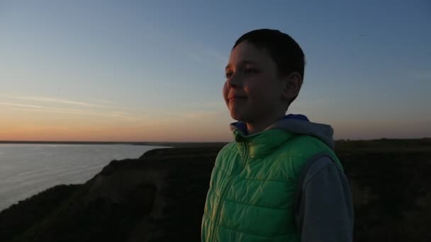 Garçon Souriant Tient Sur Rivage Mer Noire Regarde Coucher Soleil — Video