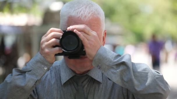 Ein Älterer Mann Steht Auf Zückt Seine Kamera Und Fotografiert — Stockvideo