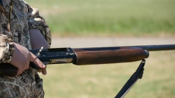 Rifleman Cargando Nalga Escopeta Solo Cañón Rango Slo Primer Plano — Vídeo de stock