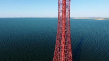 Etkileyici bir kırmızı hava atış Ukrayna'da Karadeniz rafta batımında metalik kafes Karadeniz shoal üzerinde lowty kırmızı kuleden yüksek kuşbakışı göz pan yaz aylarında gün batımında işaret. Gökyüzünün celeste ve para cezası var.