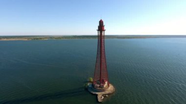 Yükseltilmiş bir kırmızı hava atış Karadeniz Ukrayna'da sığ üzerinde günbatımında bir pan kuşbakışı metalik kafes üzerinden yüksek kırmızı işaret, Karadeniz shoal üzerinde yaz aylarında gün batımında işaret. Gökyüzünün maviliği var