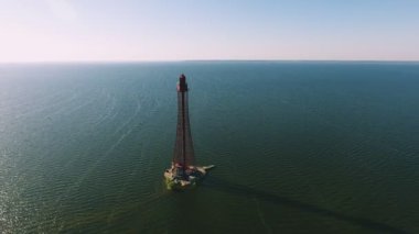 Ukrayna'da Karadeniz shoal metalik Izgaralar Yüce deniz kuleden yaz A kuş bakışı manzaralar yaz aylarında güneşli bir Karadeniz rafta içinde üzerinde gök yüksek bir işaret hava atış. Gökyüzü mavi ve güzel
