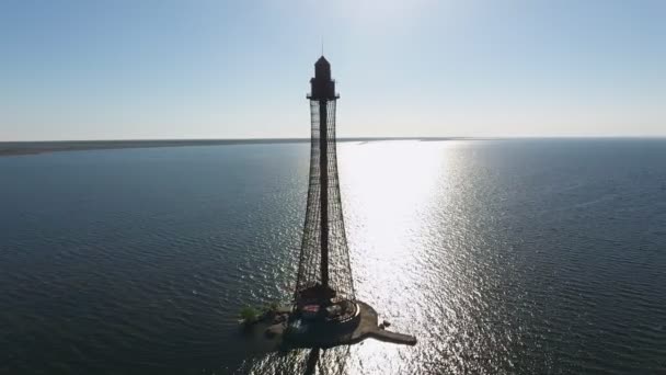 Vue aérienne d'un phare céleste au coucher du soleil en Ukraine en été Vue aérienne pittoresque d'un phare imposant à partir de grilles métalliques sur le haut-fond de la mer Noire au coucher du soleil avec un sentier maritime doré en été 