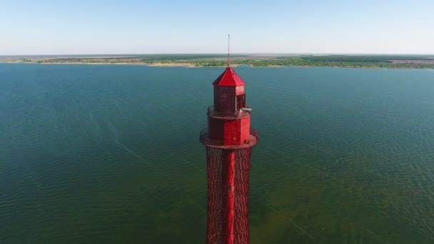 黒海ウクライナの甲高い海タワーの夏の鳥の目のビューで金属の格子から夏の晴れた日に黒海の棚の上にそびえ立つ灯台の空中ショットは 空の景色が素晴らしい — ストック動画