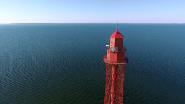 在乌克兰黑海海岸的一个巨大的灯塔的空中拍摄在夏季的一个阳光明媚的日子 从黑海的金属格子上鸟瞰高红色的海面标志 天空是浅蓝色和尼斯 — 图库视频影像