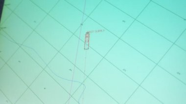 Açık denizlerde hareket eden bir figürle ve açık denizlerde yüzen gemilerin kokpitindeki ızgarayla açık mavi bir radar ekranının etkileyici görüntüsü. Neşeli ve profesyonel görünüyor..