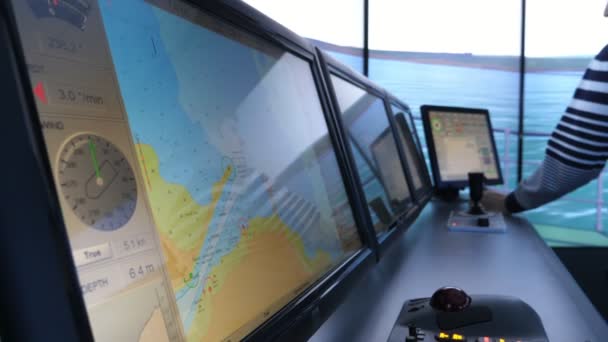 Üzerinde Şebekeler Haritalar Olan Dört Gemi Kontrol Ekranı Hareket Eden — Stok video