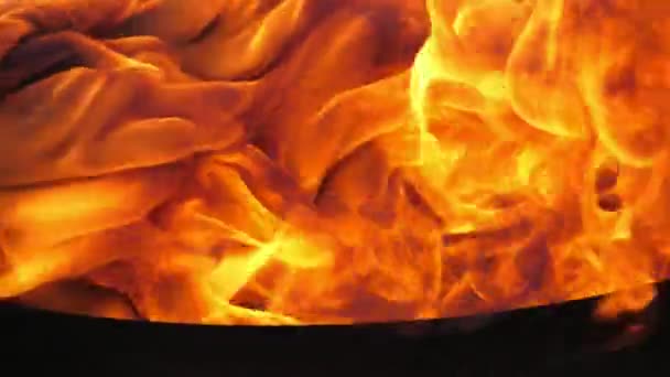 Огненный Красный Оранжевый Огонь Играющими Вилами Над Черным Горшком Открытом — стоковое видео