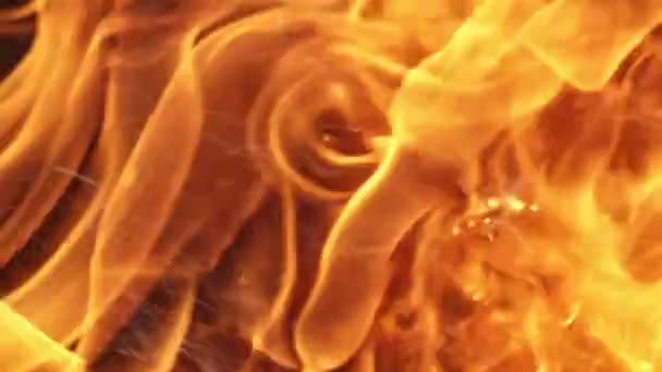 Fond de feu dense avec des fourchettes de jeu et des langues à l'extérieur en été. Magnifique arrière-plan rapproché d'épaisses flammes rouges, jaunes et orange dansant mystérieusement à l'extérieur en été. il semble hypnotisant, dangereux et fin .