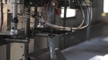Konveyör şeritli konveyör cihazından inen ketçap paketleri, içerideki domates işleme tesisinde hareket eden bir şeritte, metalik bir taşıma makinesinden inen yakalama paketlerinin yakın çekimini gösteriyor. Yüksek teknolojili ve iyi görünüyor.