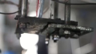 Ketçap paketleri domates işleme fabrikasındaki bir konveyör cihazından dökülüyor. İçinde domates işleme tesisinde bulunan metal bir konveyör makinesinden dökülen ketçap paketlerinin muhteşem yakın çekimi. Günümüzde, teknolojik ve iyi görünüyor..