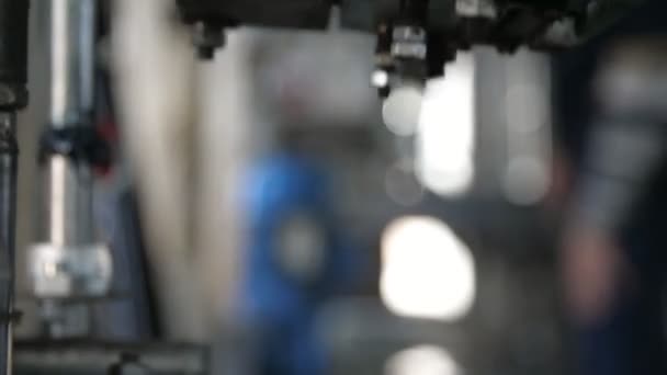 Πακέτα Κέτσαπ Που Πέφτουν Από Μια Μεταφορική Μηχανή Ένα Εργοστάσιο — Αρχείο Βίντεο