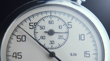 Siyah sayılı gümüş renkli kromometre, daireler çizen oklar, ve gümüş bir vücutta hızla ilerleyen siyah oklar ve siyah sayılı retro-beyaz kronometrenin heyecan verici görüntüsü. İlham verici, eski ve güzel görünüyor..