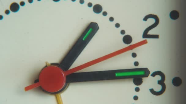 Ηλεκτρονικό Ρολόι Τοίχου Δύο Μαύρα Χέρια Και Ένα Κόκκινο Βέλος — Αρχείο Βίντεο