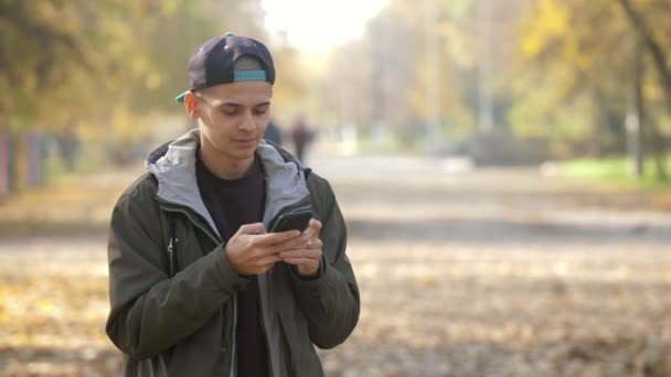 Zeki Genç Bir Delikanlı Sonbaharda Ara Sokakta Duruyor Internette Ağır — Stok video