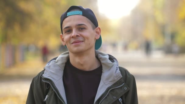 Joven Divertido Pie Sonriendo Felizmente Parque Amarillo Cámara Lenta Retrato — Vídeos de Stock